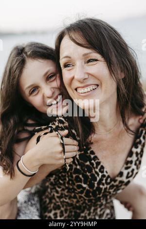 Mamma, 40+, con figlia, 10+ Foto Stock