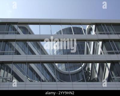 Edificio moderno con un cielo blu Foto Stock