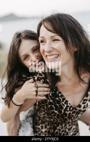 Mamma, 40+, con figlia, 10+ Foto Stock