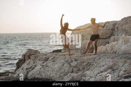 Coppia in piedi vicino alle rocce bianche, Aganos, Zante, Grecia, Europa Foto Stock