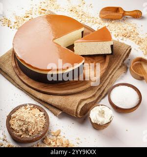Fette di cheesecake assortite disposte in cerchio su un piatto bianco, con una varietà di sapori e condimenti tra cui cioccolato, frutta e cocco Foto Stock