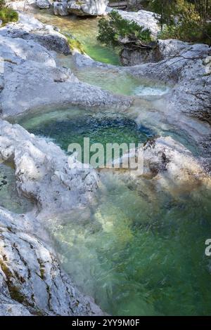 Cadini del Brenton, Dolomiti, piscine naturali d'acqua trasparente e cristallina in rocce calcaree, Parco Nazionale Dolomiti Bellunesi Foto Stock