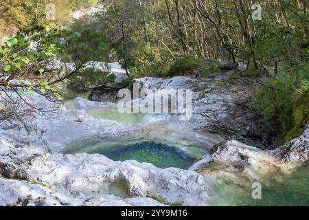 Cadini del Brenton, Dolomiti, piscine naturali d'acqua trasparente e cristallina in rocce calcaree, Parco Nazionale Dolomiti Bellunesi Foto Stock