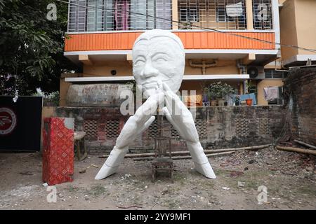 Kolkata, India. 20 dicembre 2024. Una scultura è installata all'interno di un vicolo durante il festival d'arte all'aperto, il Behala Art Fest, a Kolkata, in India, il 20 dicembre 2024. (Foto di Rupak De Chowdhuri/NurPhoto) crediti: NurPhoto SRL/Alamy Live News Foto Stock