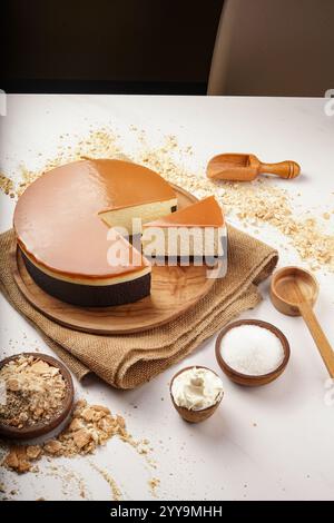 Fette di cheesecake assortite disposte in cerchio su un piatto bianco, con una varietà di sapori e condimenti tra cui cioccolato, frutta e cocco Foto Stock