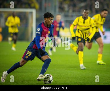 Dortmund, Germania. 11 dicembre 2024. Lamine Yamal (barca) Borussia Dortmund - FC Barcelona 11.12.2024 Copyright (nur für journalistische Zwecke) di : Foto Stock