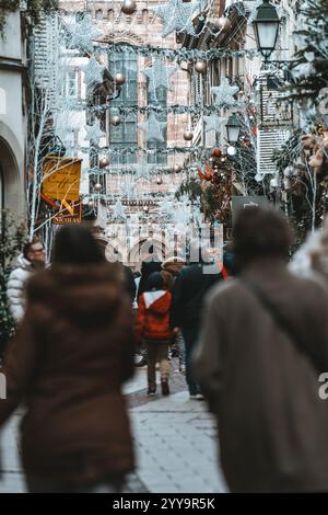 Strasburgo, Francia - 6 dicembre 2024: Strade affollate a Strasburgo in Francia, decorate con decorazioni natalizie Foto Stock