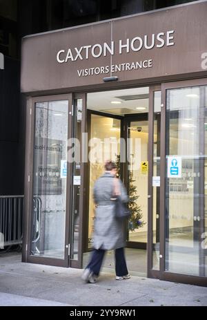 Ingresso dei visitatori all'edificio del Dipartimento per il lavoro e le pensioni del governo britannico, Caxton House, Londra, Inghilterra. Foto Stock