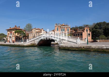 Ponte dei sette Martiri, ponte ad arco pedonale nella città di Venezia. Skyline del quartiere Castello con lungomare Riva dei sette Martiri (Riva del Foto Stock