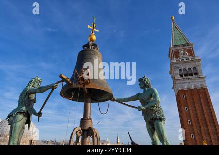 La Campana e i "Mori" in cima alla Torre dell'Orologio di Venezia e al Campanile di San Marco a Venezia, Italia. Foto Stock