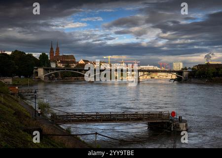 Città di Basilea in Svizzera, skyline con la città vecchia e il fiume Reno. Foto Stock