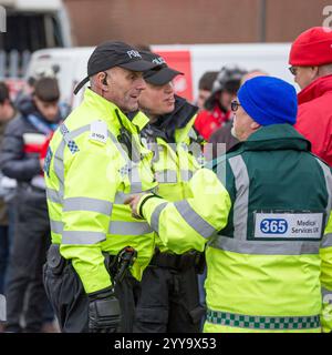 Kidderminster, Regno Unito. 5 febbraio 2022.. Polizia e servizi medici disponibili alla partita del Kidderminster Harriers Football Club. Harriers e la Premier League West Ham United giocano nel quarto turno di fa Cup allo stadio di Aggborough di Kidderminster. Crediti: Lee Hudson/Alamy Foto Stock