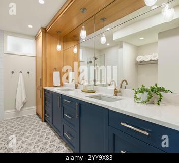 Bagno con doppio lavandino blu scuro per i bambini Foto Stock
