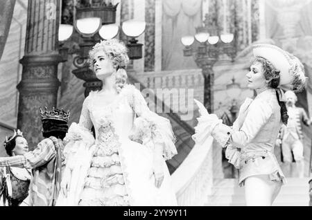 l-r: Janet Dibley (Cenerentola), Susan Fleetwood (Prince Charming) a CENERENTOLA al Lyttelton Theatre, National Theatre (NT) Londra 15/12/1983 scenografia: William Dudley costumi: Deirdre Clancy illuminazione: William Bundy coreografia: David Toguri regista: Bill Bryden Foto Stock