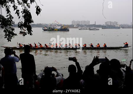 Kolkata, India. 20 dicembre 2024. KOLKATA, INDIA - 20 DICEMBRE: Una barca serpente che partecipa al salone nautico di Ananda organizzato dal Sea Explorers Institute (sei) sul fiume Hooghly a Prinsep Ghat il 20 dicembre 2024 a Kolkata, India. (Foto di Samir Jana/Hindustan Times/Sipa USA) credito: SIPA USA/Alamy Live News Foto Stock