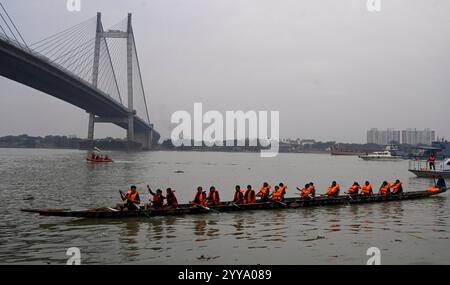 Kolkata, India. 20 dicembre 2024. KOLKATA, INDIA - 20 DICEMBRE: Una barca serpente che partecipa al salone nautico di Ananda organizzato dal Sea Explorers Institute (sei) sul fiume Hooghly a Prinsep Ghat il 20 dicembre 2024 a Kolkata, India. (Foto di Samir Jana/Hindustan Times/Sipa USA) credito: SIPA USA/Alamy Live News Foto Stock