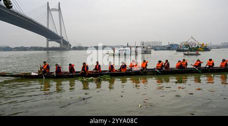 Kolkata, India. 20 dicembre 2024. KOLKATA, INDIA - 20 DICEMBRE: Una barca serpente che partecipa al salone nautico di Ananda organizzato dal Sea Explorers Institute (sei) sul fiume Hooghly a Prinsep Ghat il 20 dicembre 2024 a Kolkata, India. (Foto di Samir Jana/Hindustan Times/Sipa USA) credito: SIPA USA/Alamy Live News Foto Stock