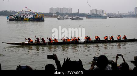 Kolkata, India. 20 dicembre 2024. KOLKATA, INDIA - 20 DICEMBRE: Una barca serpente che partecipa al salone nautico di Ananda organizzato dal Sea Explorers Institute (sei) sul fiume Hooghly a Prinsep Ghat il 20 dicembre 2024 a Kolkata, India. (Foto di Samir Jana/Hindustan Times/Sipa USA) credito: SIPA USA/Alamy Live News Foto Stock