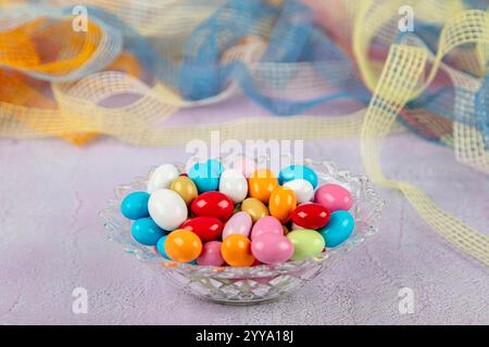 Caramelle colorate alle mandorle. Piccole caramelle colorate con mandorle all'interno. (Vacanza Ramadan). Caramelle tradizionali portoghesi di Pasqua. Banner per una conf Foto Stock