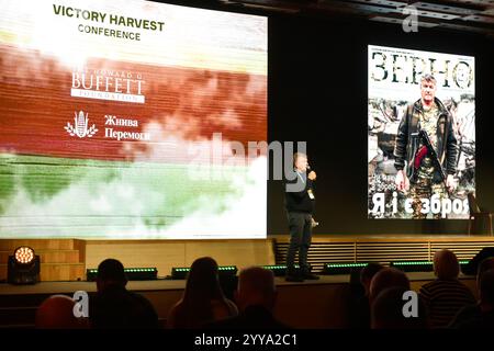 KIEV, UCRAINA - 19 DICEMBRE 2024 - l'agricoltore Oleksandr Vorotyntsev tiene un discorso durante la Victory Harvest Conference al Parkovy Convention and Exhibition Center, Kiev, capitale dell'Ucraina. Foto Stock