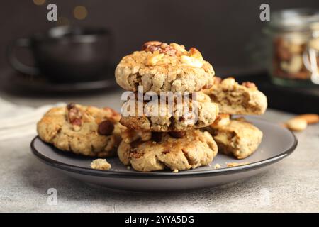 Gustosi biscotti con noci su un tavolo testurizzato grigio, primo piano Foto Stock