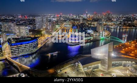 Salford Quays, Manchester, Inghilterra. Vista Ariel di Salford Quays, lungomare, Imperial War Museum, BBC Studios e Lowry. Skyline di Manchester. Foto Stock