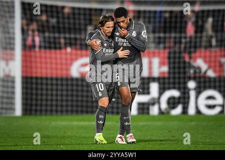 Girona, Espagne. 7 dicembre 2024. Jude BELLINGHAM del Real Madrid festeggia il suo gol con Luka MODRIC del Real Madrid durante la partita di LaLiga tra Girona FC e Real Madrid CF allo stadio Montilivi il 7 dicembre 2024 a Girona, Spagna. Credito: DPPI Media/Alamy Live News Foto Stock