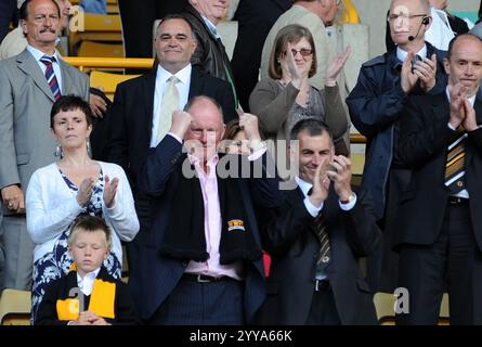 Il presidente dei Wolverhampton Wanderers Steve Morgan celebra la vittoria del Barclays Premier League - Wolverhampton Wanderers contro West Bromwich Albion Foto Stock