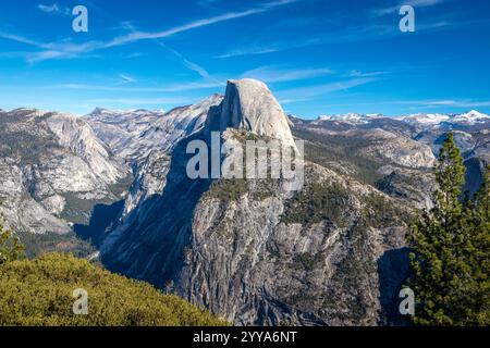 I visitatori potranno ammirare viste mozzafiato dell'Half Dome e del tranquillo paesaggio da Glacier Point. Questo luogo iconico offre tranquille escursioni nel paradiso della natura. Foto Stock