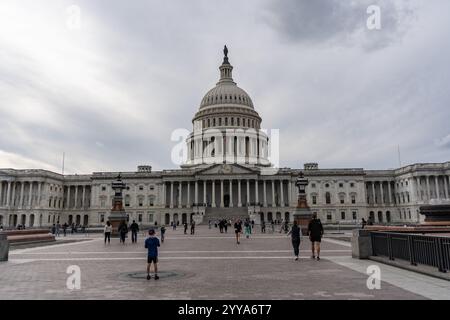 Washington DC: 26 ottobre 2024: Cieli nuvolosi sopra il Campidoglio degli Stati Uniti a Washington DC con sfondo blu. Foto Stock