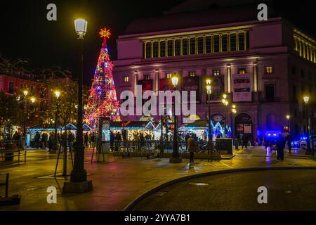 Mercatino di Natale in Plaza de Oriente, Teatro Real. Teatro Madrid, Spagna. Foto Stock