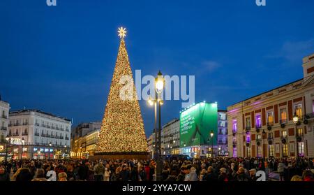 Affollata piazza Puerta del Sol, con albero di natale di notte, affollata, Madrid, Spagna. 2024 Foto Stock