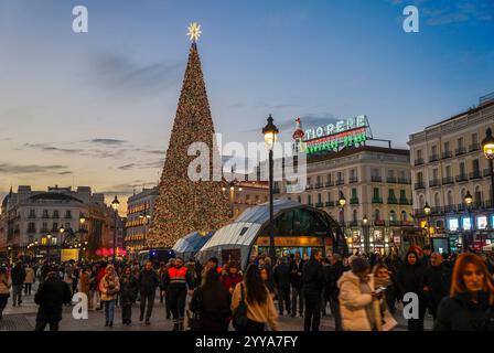 Piazza Puerta del Sol, edificio con cartello Tio Pepe González Byass Neon, albero di natale, affollato, Madrid, Spagna. 2024 Foto Stock