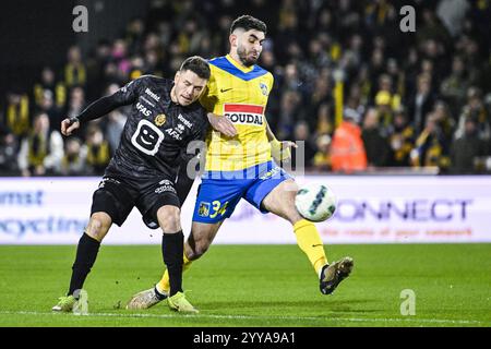 Westerlo, Belgio. 20 dicembre 2024. Kerim Mrabti di Mechelen e il Dogucan Haspolat di Westerlo in azione durante una partita di calcio tra KVC Westerlo e KV Mechelen, venerdì 20 dicembre 2024 a Westerlo, il giorno 19 della stagione 2024-2025 della prima divisione del campionato belga 'Jupiler Pro League'. BELGA PHOTO TOM GOYVAERTS credito: Belga News Agency/Alamy Live News Foto Stock