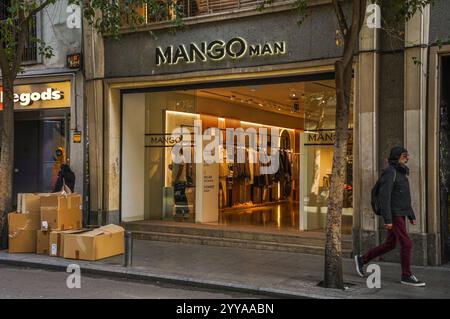 Negozio di abbigliamento uomo mango a Madrid, Spagna. Foto Stock