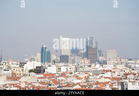 Vista aerea, paesaggio urbano di Madrid, quartiere finanziario e quattro torri visibili, città di Madrid, Spagna. Foto Stock