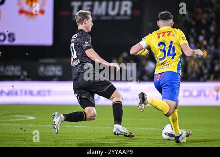 Westerlo, Belgio. 20 dicembre 2024. Il Leone Lauberbach di Mechelen e il Dogucan Haspolat di Westerlo in azione durante una partita di calcio tra KVC Westerlo e KV Mechelen, venerdì 20 dicembre 2024 a Westerlo, il giorno 19 della stagione 2024-2025 della prima divisione del campionato belga "Jupiler Pro League". BELGA PHOTO TOM GOYVAERTS credito: Belga News Agency/Alamy Live News Foto Stock