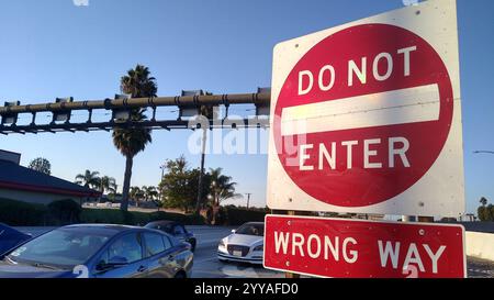 Cartello stradale della superstrada 'non entrare. Nel modo sbagliato". Los Angeles, California, Stati Uniti Foto Stock