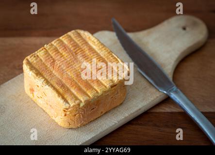 Limburger o formaggio Herve primo piano su una tavola di legno Foto Stock