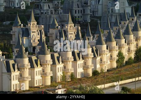 BOLU, TURKIYE - 18 LUGLIO 2024: Burj al Babas ha abbandonato le ville nella città di Mudurnu Foto Stock