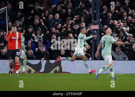 Kayden Jackson del Derby County celebra il primo gol della squadra durante la partita del campionato Sky Bet a Kenilworth Road, Luton. Data foto: Venerdì 20 dicembre 2024. Foto Stock