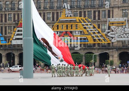 Città del Messico, Messico - 6 settembre 2023: I militari abbassano la monumentale bandiera messicana dall'asta della CDMX zocalo in una cerimonia con tamburi e trombe Foto Stock