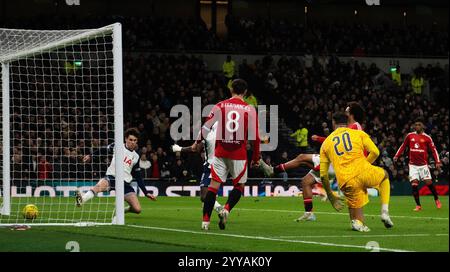 Londra, Regno Unito. 19 dicembre 2024. Joshua Zirkzee del Manchester United (parzialmente nascosto) segna il suo primo gol. Carabao Cup, partita dei quarti di finale della EFL Cup, Tottenham Hotspur contro Manchester Utd allo stadio Tottenham Hotspur di Londra giovedì 19 dicembre 2024. Questa immagine può essere utilizzata solo per scopi editoriali. Foto per uso editoriale di Sandra Mailer/Andrew Orchard fotografia sportiva/Alamy Live news Credit: Andrew Orchard fotografia sportiva/Alamy Live News Foto Stock