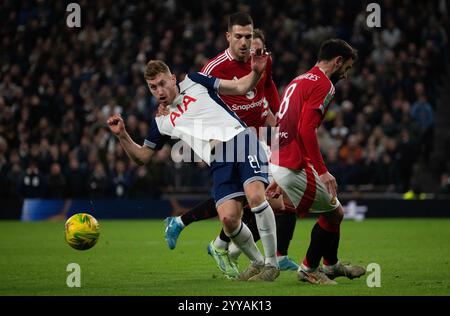 Londra, Regno Unito. 19 dicembre 2024. Dejan Kulusevski di Tottenham Hotspur in azione. Carabao Cup, partita dei quarti di finale della EFL Cup, Tottenham Hotspur contro Manchester Utd allo stadio Tottenham Hotspur di Londra giovedì 19 dicembre 2024. Questa immagine può essere utilizzata solo per scopi editoriali. Foto per uso editoriale di Sandra Mailer/Andrew Orchard fotografia sportiva/Alamy Live news Credit: Andrew Orchard fotografia sportiva/Alamy Live News Foto Stock