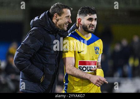 Westerlo, Belgio. 20 dicembre 2024. Il capo-allenatore di Westerlo Timmy Simons e il Dogucan Haspolat di Westerlo nella foto dopo una partita di calcio tra KVC Westerlo e KV Mechelen, venerdì 20 dicembre 2024 a Westerlo, il giorno 19 della stagione 2024-2025 della prima divisione del campionato belga 'Jupiler Pro League'. BELGA PHOTO TOM GOYVAERTS credito: Belga News Agency/Alamy Live News Foto Stock