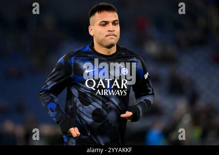 Il Lautaro Martinez dell'FC Internazionale si scalda durante la partita di calcio di serie A tra SS Lazio e FC Internazionale allo stadio Olimpico di Roma (Italia), 16 dicembre 2024. Foto Stock