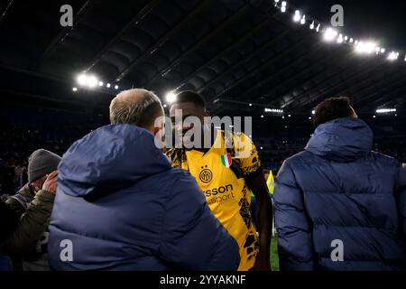 Marcus Thuram dell'FC Internazionale festeggia al termine della partita di serie A tra SS Lazio e FC Internazionale allo stadio Olimpico di Roma (Italia), il 16 dicembre 2024. Foto Stock