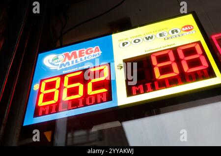 New York, Stati Uniti. 20 dicembre 2024. Un'esposizione in un negozio mostra il jackpot Mega Millions a 862 milioni di dollari il 20 dicembre 2024 a New York. Foto di John Angelillo/UPI credito: UPI/Alamy Live News Foto Stock