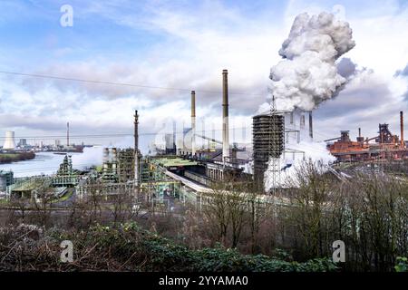 DAS ThyssenKrupp Steel Stahlwerk a Duisburg-Marxloh, am Rhein, Löschturm der Kokerei, Hochöfen 1 und 2, rechts, STEAG Kohlekraftwerk Walsum, Links, NRW, Deutschland, ThyssenKrupp Steel Marxloh *** acciaierie ThyssenKrupp Steel a Duisburg Marxloh, sul Reno, torre di scarico della cokeria, altiforni 1 e 2, destra, centrale elettrica STEAG a carbone Walsum, sinistra, NRW, Germania, ThyssenKrupp Steel Marxloh Foto Stock