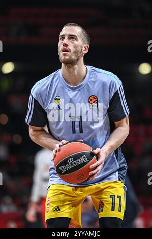 Pireo, Griechenland. 20 dicembre 2024. 11 Matt Thomas dell'Alba Berlin gioca durante l'Eurolega, round 17 match tra Olympiakos Pireo e Alba Berlin allo Stadio della Pace e dell'amicizia il 20 dicembre 2024, Pireo, Grecia. Credito: dpa/Alamy Live News Foto Stock